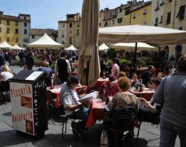 Nemmeno un tavolino libero in piazza Anfiteatro dove si svolge il mercato dei fiori per Santa Zita