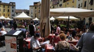 Nemmeno un tavolino libero in piazza Anfiteatro dove si svolge il mercato dei fiori per Santa Zita