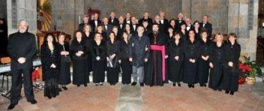 Don Angelo Bevilacqua al centro con don Damiano del coro Gasparini (FotoMania)  A destra il feretro del parroco nella chiesa del Suffragio da lui retta per 50 anni     