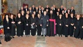 Don Angelo Bevilacqua al centro con don Damiano del coro Gasparini (FotoMania) A destra il feretro del parroco nella chiesa del Suffragio da lui retta per 50 anni