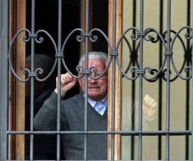 <b>SALUTO SILENZIOSO.</b> Don Peretti si affaccia per salutare i fedeli in veglia 