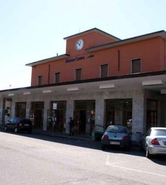 A destra don Peretti si affaccia e saluta i fedeli; a sinistra la stazione e in basso i fedeli davanti alla abitazione del prete sotto accusa 