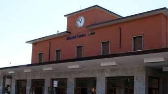A destra don Peretti si affaccia e saluta i fedeli; a sinistra la stazione e in basso i fedeli davanti alla abitazione del prete sotto accusa