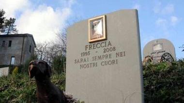 <b>LA TOMBA </b>di un cane al cimitero per animali di Aulla