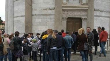 Abbuffata pasquale di turisti