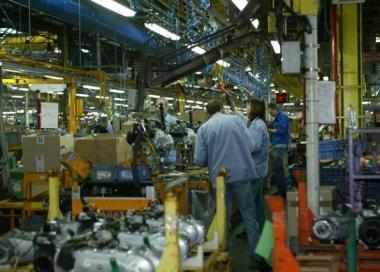 <b>AL LAVORO.</b> Operai mentre lavorano alla catena allinterno di unazienda metalmeccanica della zona 
