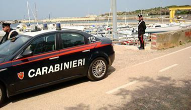 Rubano razzi di segnalazione e benzina dalle barche, denunciati due giovani