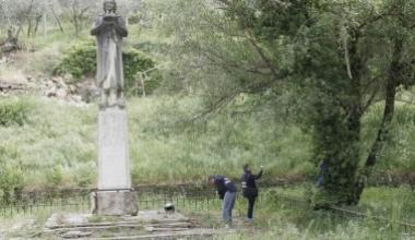 Giovane si uccide in un giardino la notte di Pasqua