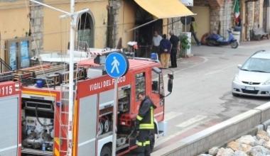 Fiamme in una officina meccanica di Rio Marina