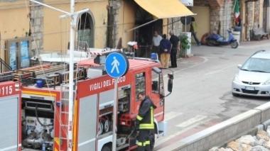 Fiamme in una officina meccanica di Rio Marina