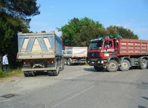 Limoncino, scontro tra residenti e camionisti