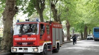 Pescia: fumo e fiamme da un platano in via Garibaldi