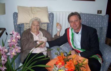 La signora Marietta Gobbini Baggiani con il sindaco Benedetti 