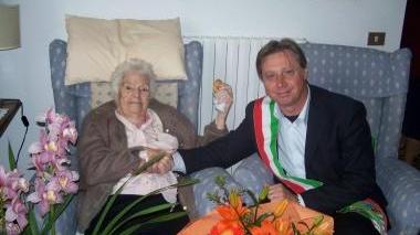 La signora Marietta Gobbini Baggiani con il sindaco Benedetti