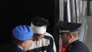 Gorelli scende dal camion della polizia penitenziaria in tribunale