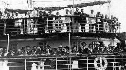 Un’immagine di emigrazione con una nave in partenza per la “Merica”