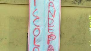<b>SOLIDARIETA’.</b> Uno striscione per esprimere vicinanza al parroco