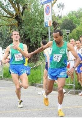 Il momento del cambio tra i portacolori della Toscana Atletica Caripit           