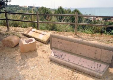 Panchine di cemento divelte sul belvedere di via della Pace