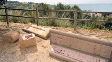 Panchine di cemento divelte sul belvedere di via della Pace