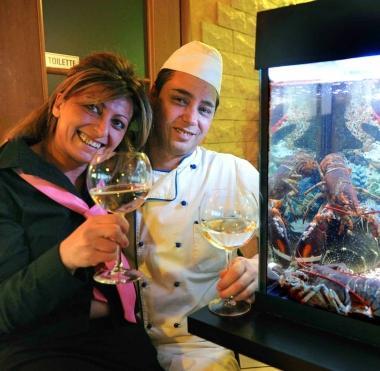 Massimo e Debora accanto allacquario degli astici 