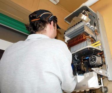 Un tecnico al lavoro sulla revisione di una caldaia Ora ci sono i contributi per cambiare le vecchie macchine con quelle a basso impatto ambientale 