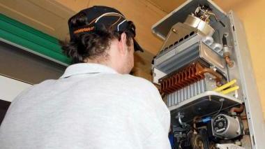 Un tecnico al lavoro sulla revisione di una caldaia Ora ci sono i contributi per cambiare le vecchie macchine con quelle a basso impatto ambientale