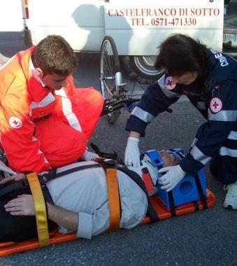 Volontari della Croce rossa di Castelfranco impegnati in un intervento di primo soccorso 