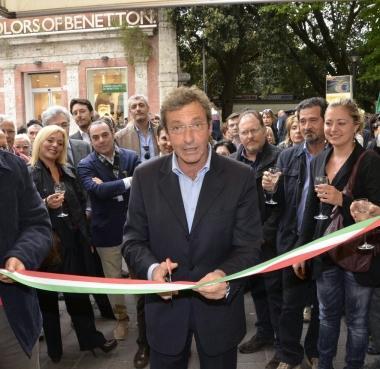 <b>LOLINI.</b> A destra taglia il nastro, sotto Paola Quattrini 