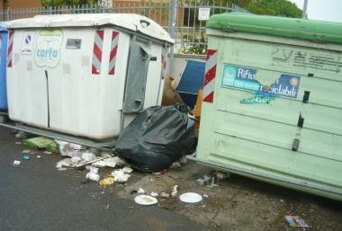 <b>RIFIUTI.</b> Lasciati in strada a Follonica 