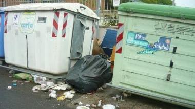 <b>RIFIUTI.</b> Lasciati in strada a Follonica