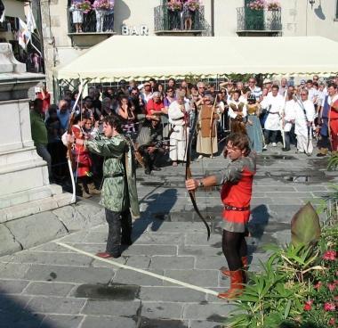 Una gara di arcieri al Palio di Gavinana  