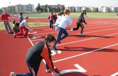 Ragazzi su una pista di atletica 