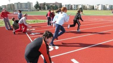Ragazzi su una pista di atletica