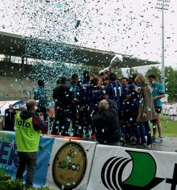 I nerazzurri festeggiano la vittoria nel Memorial Fagni  