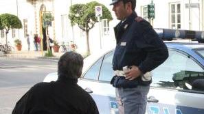 <b>DISABILE.</b> L’uomo in carrozzina fermato dalla polizia dopo la tentata rapina all’ottica Ruffo in piazza Mazzini
