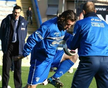 Il tecnico Alfredo Aglietti tiene sotto controllo capitan Stovini e il bomber Coralli durante il riscaldamento 