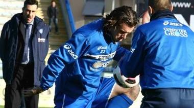 Il tecnico Alfredo Aglietti tiene sotto controllo capitan Stovini e il bomber Coralli durante il riscaldamento