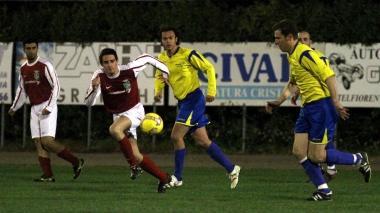 A destra un’azione di gioco della sfida fra Lazzeretto e Piaggione che i campioni in carica hanno vinto con il punteggio di 2-0 ipotecando il passaggio alla finalissima del Castellani