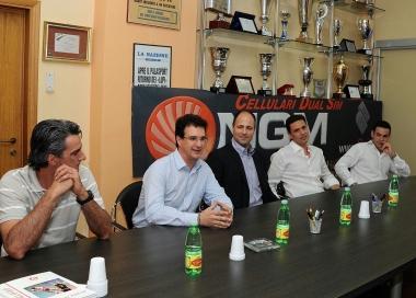 Il vertice dei Lupi e quello della Ngm alla presentazione Sotto: il tifo al PalaParenti che sogna di andare avanti nei playoff 