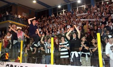 <b>TRIONFO.</b> Il pubblico e, pi&ugrave; a destra, M. Bertolucci 