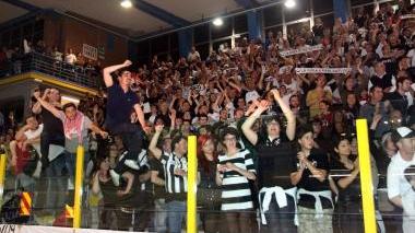 <b>TRIONFO.</b> Il pubblico e, più a destra, M. Bertolucci