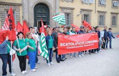 Il presidio dei lavoratori del Corsonna ieri davanti Palazzo Ducale