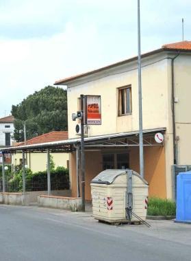 A destra il circolo Arci di Valenzatico  