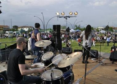 Il concerto dellanno scorso e sotto la band ospite Grand Carabs     