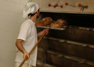 Un fornaio al lavoro. E un tipico esempio di lavoro prevalentemente notturno 