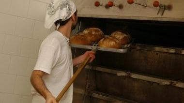 Un fornaio al lavoro. E’ un tipico esempio di lavoro prevalentemente notturno