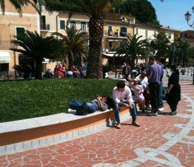 Turisti in piazza Matteotti a Porto Azzurro 