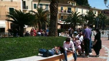 Turisti in piazza Matteotti a Porto Azzurro