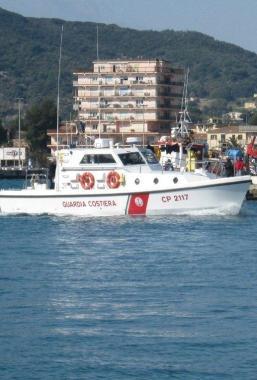 Uno dei mezzi navali in dotazione alla Guardia Costiera di Portoferraio  
